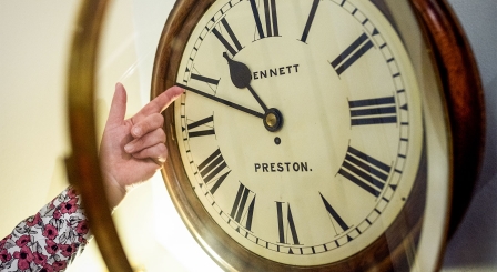 Moving minute hand on clock